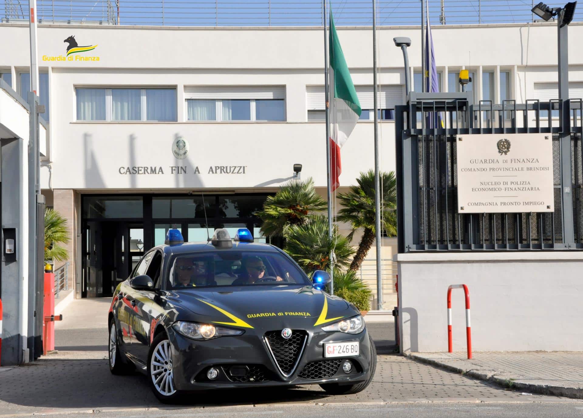 Autovettura davanti al Comando provinciale della Guardia di Finanza di Brindisi nella foto della fonte